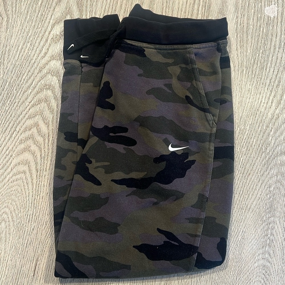Nike women’s camo joggers sz small